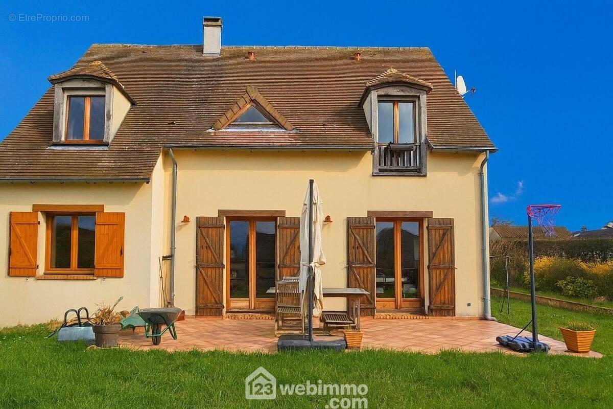 Venez découvrir cette maison de 2004 d'une surface de 138 m². - Maison à SOISY-SUR-ECOLE