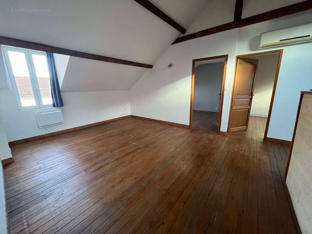 Appartement 210 m² à Montlucon  - photo 2