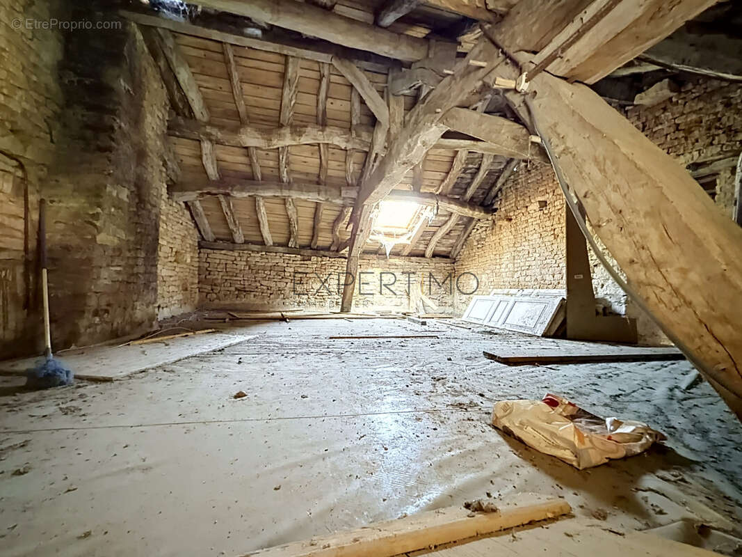 Maison à OZENAY