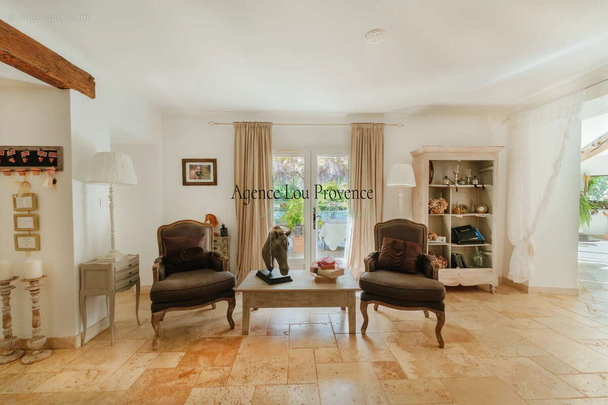 Maison 292 m² à Lamanon  - photo 3