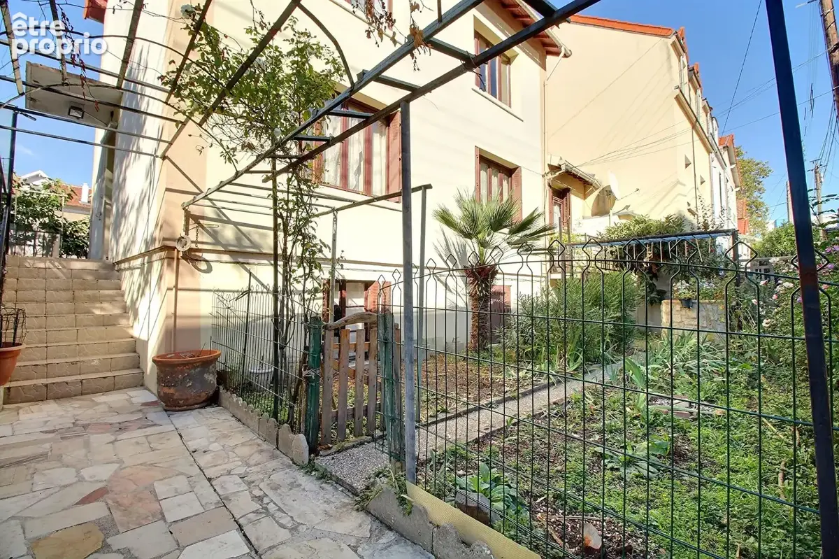 Grande maison familiale avec jardins, garage et fort potentiel - photo 15