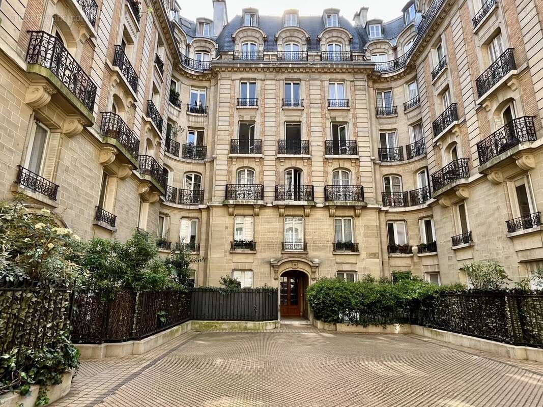 Appartement à PARIS-16E