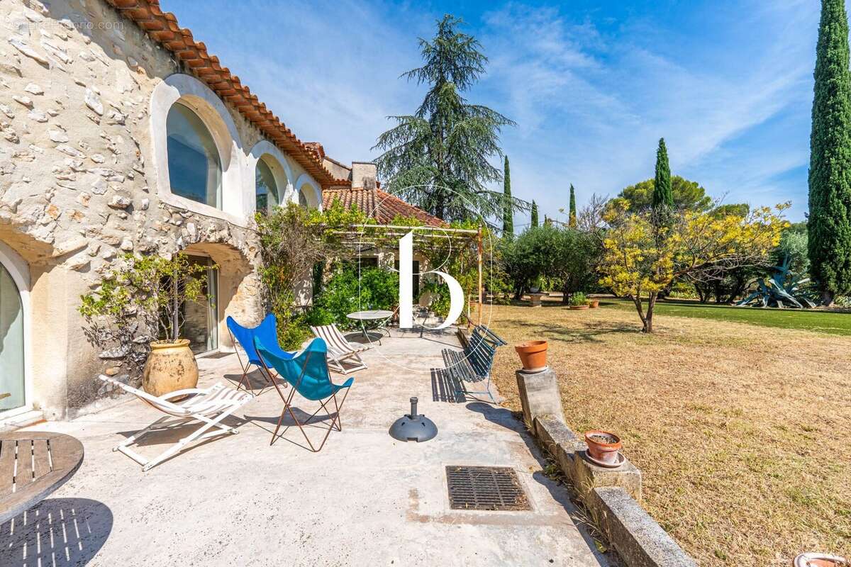 UZÈS  Propriété de caractère aux volumes spectaculaires, jardin paysager et piscine - photo 15