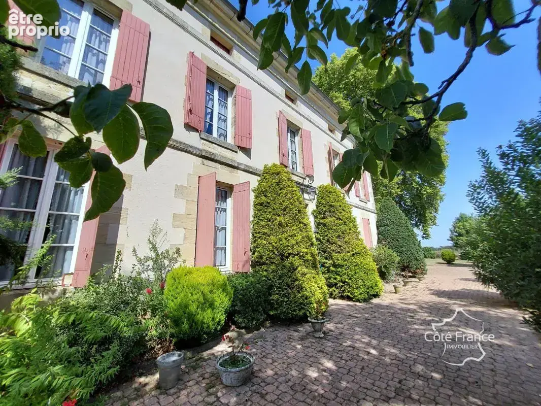 Maison de maître en pierre   Piscine   Dépendances 400 m2 - photo 2