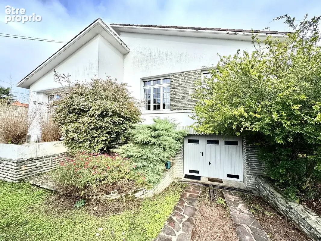 NIORT   Maison rénovée de 141 m2, 4 chambres, jardin et garage, proche des Halles et du Quai Métayer - photo 21