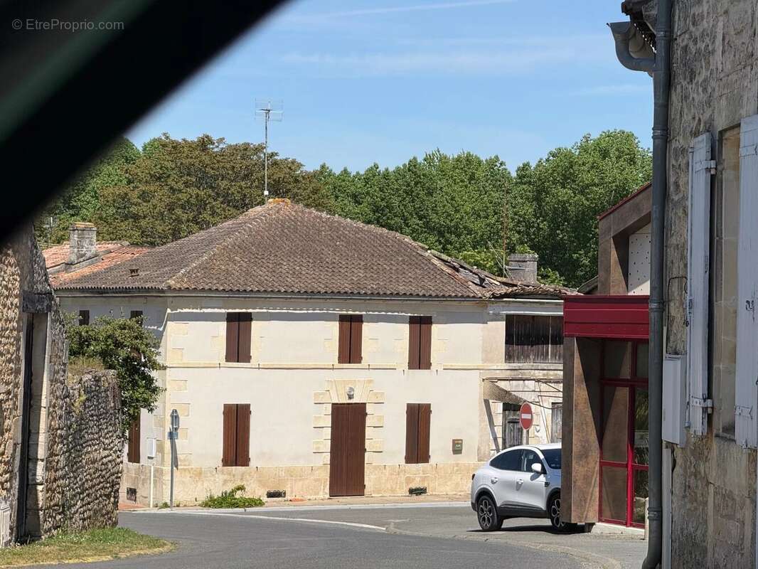 Maison à NIEUL-LE-VIROUIL