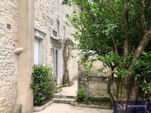Maison à BARBEZIEUX-SAINT-HILAIRE