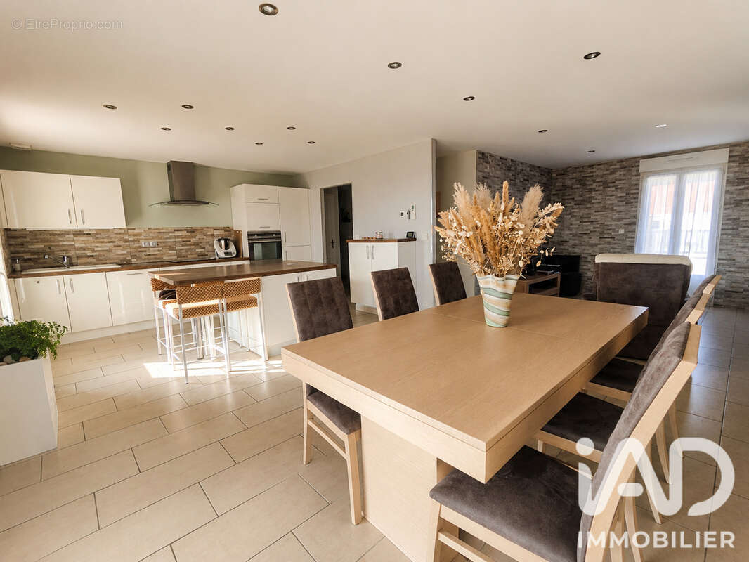 Maison 114 m² à Saint-Etienne-Au-Temple  - photo 3