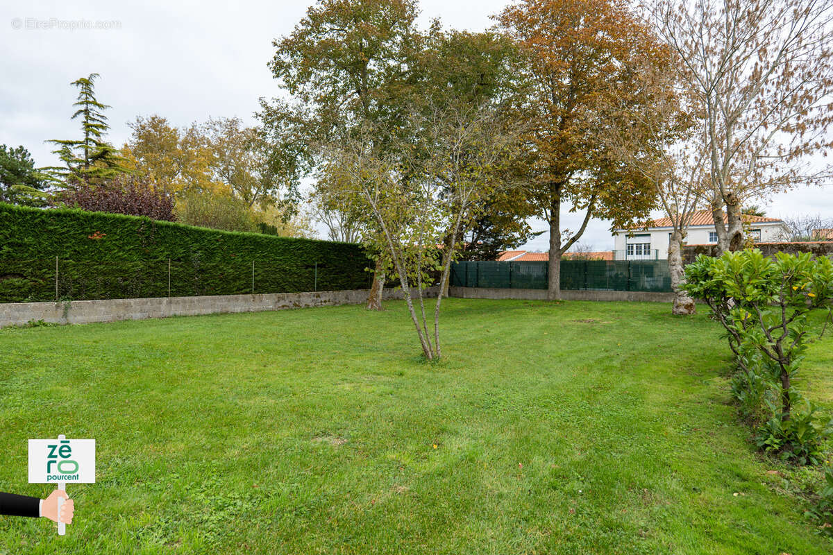 Terrain à CHAMPAGNE-LES-MARAIS