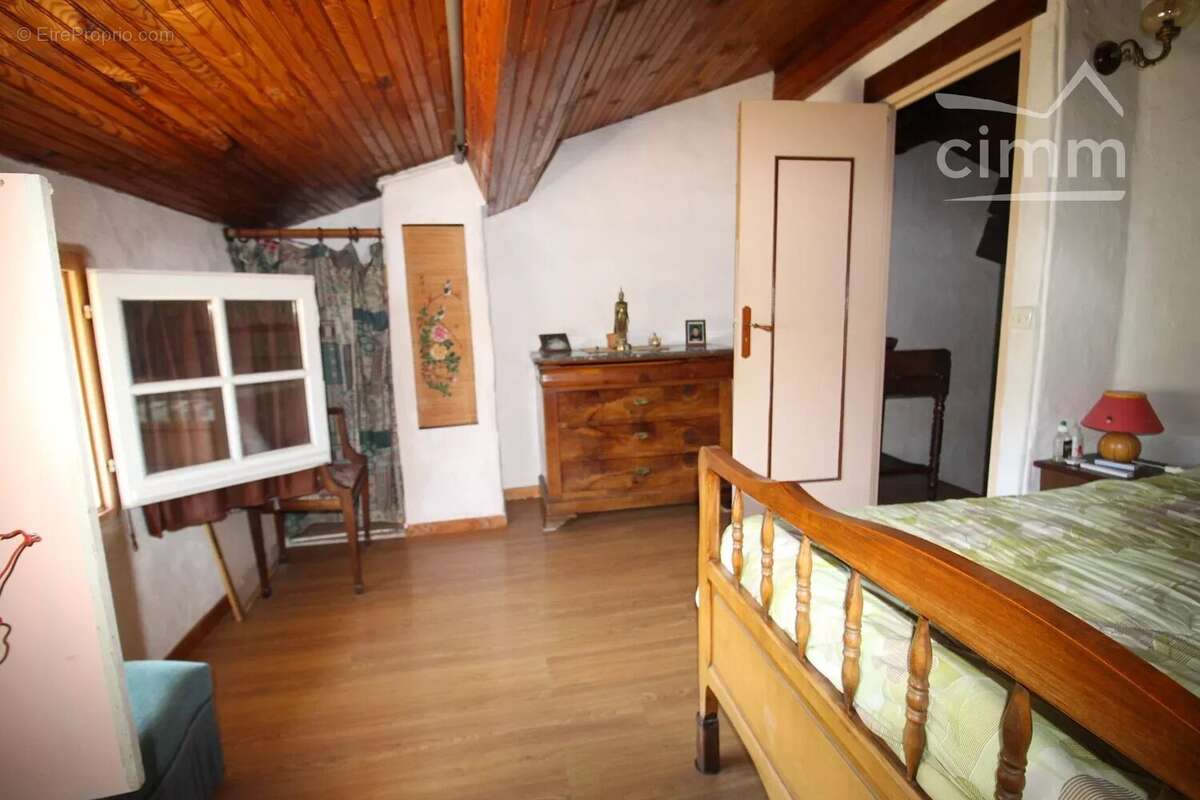 Grande maison en pierre avec un beau jardin et un garage carport - photo 11
