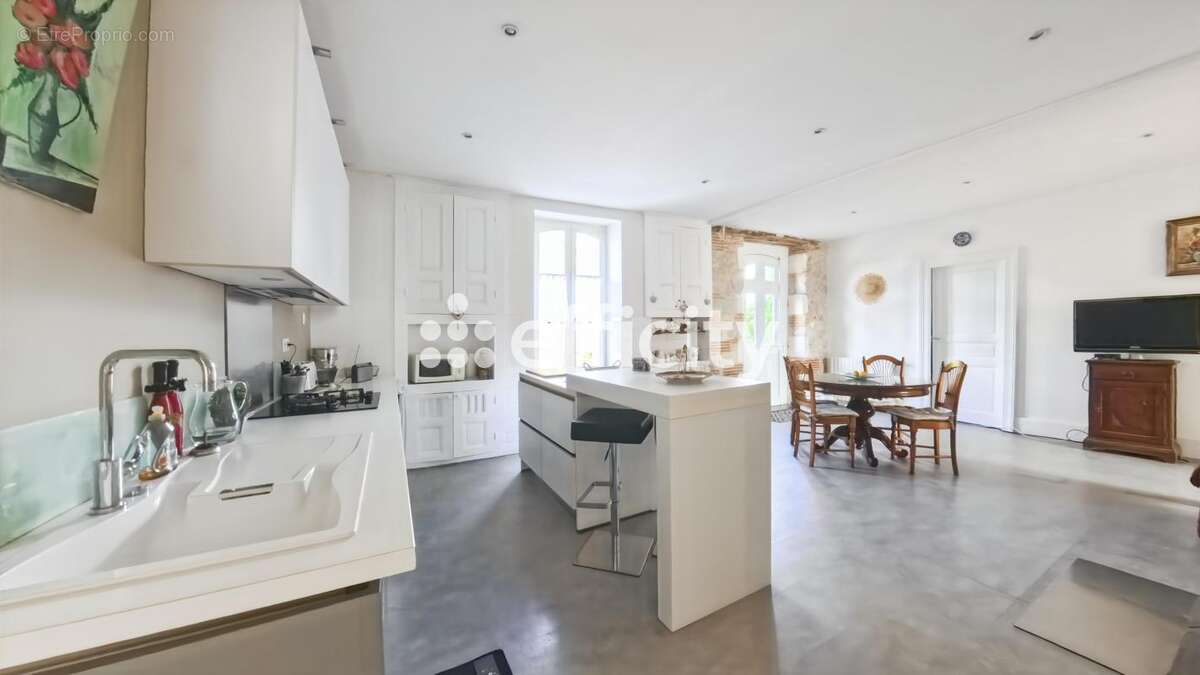 Maison à SAINT-PASTOUR