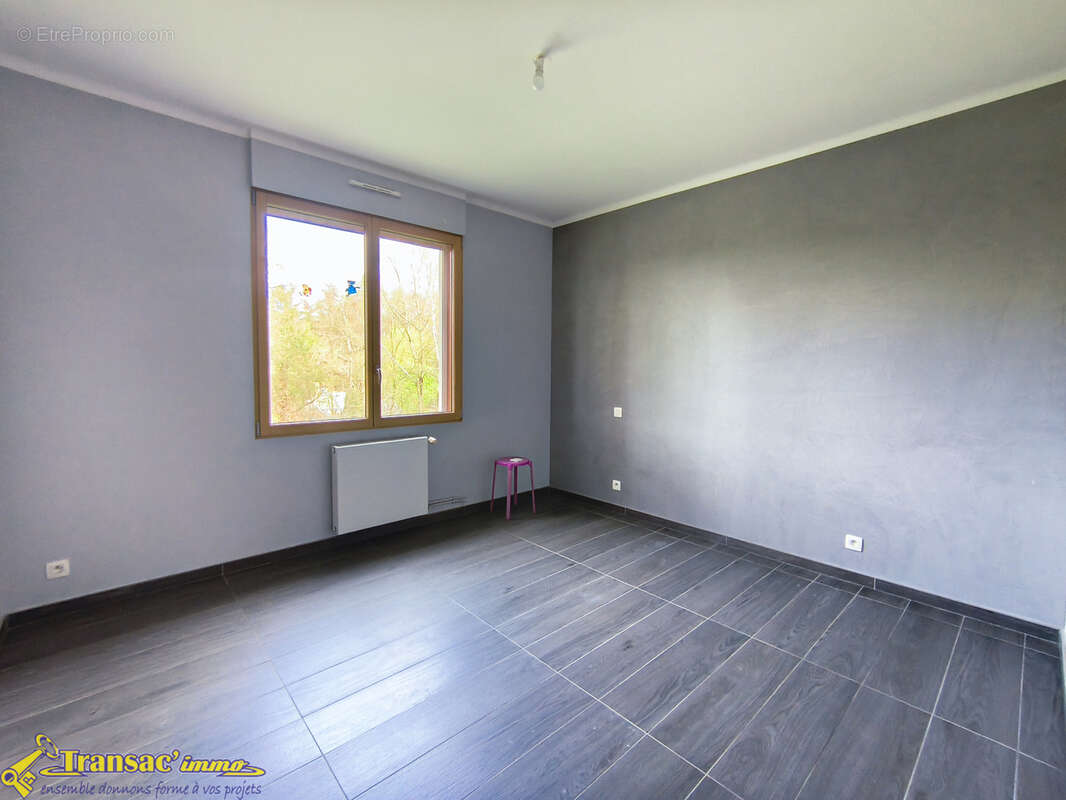 À Peschadoires, villa 9 pièces avec terrasse, garage 2 voitures et terrain. - photo 7