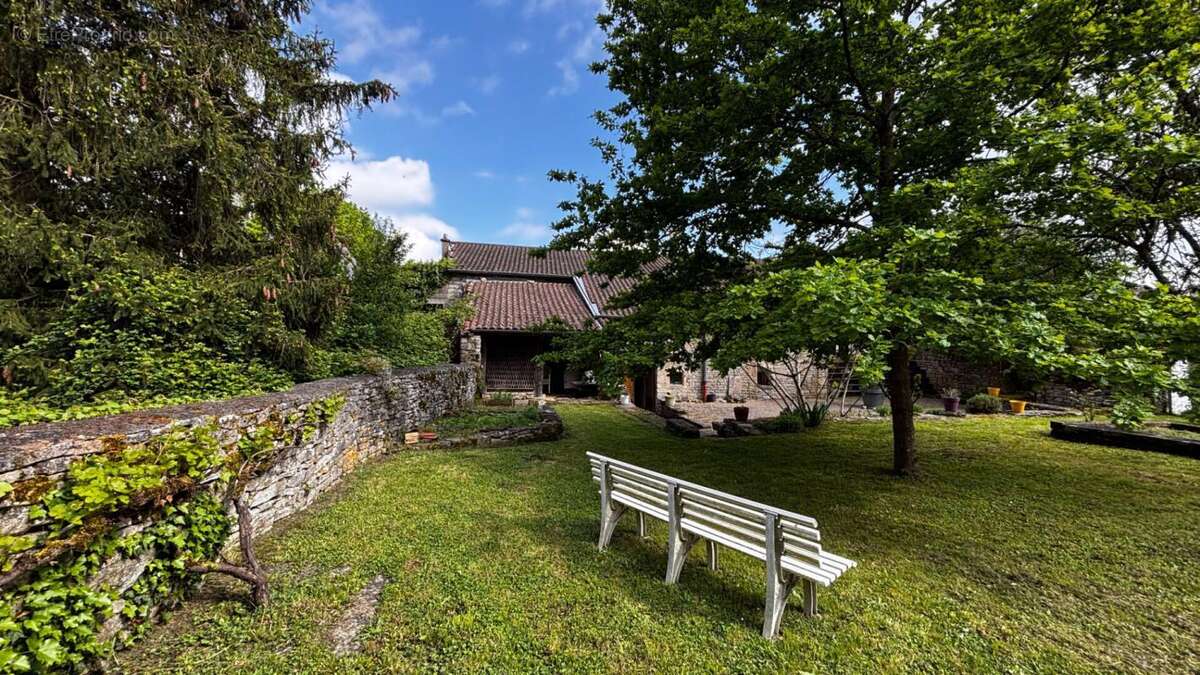 Maison en pierre,  Uchizy, 152 m2 avec beau terrain arboré et dépendances - photo 3