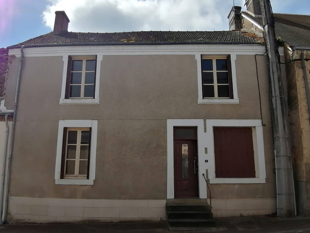 Maison à SAINT-DENIS-DE-JOUHET