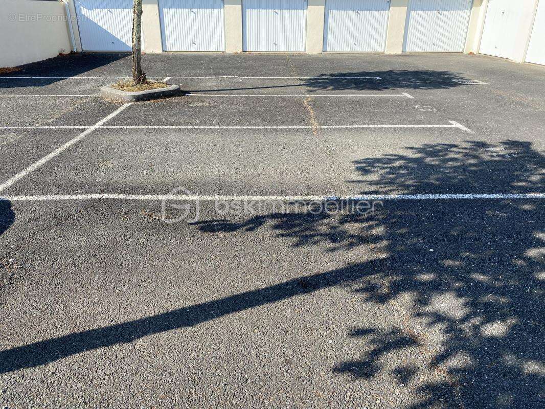 Place de stationnement extérieur - photo 2