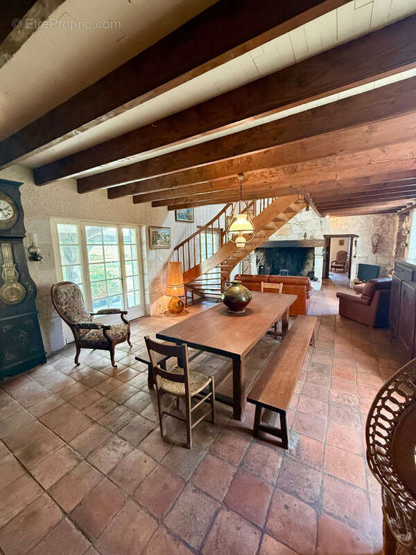 Maison à SAINT-MARTIN-DE-BEAUVILLE