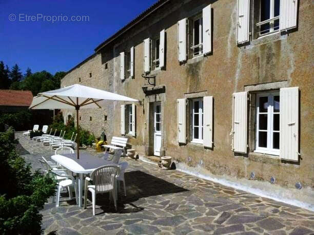 Propriete de caractere avec piscine et 2.5 hectares de terrain : - photo 3