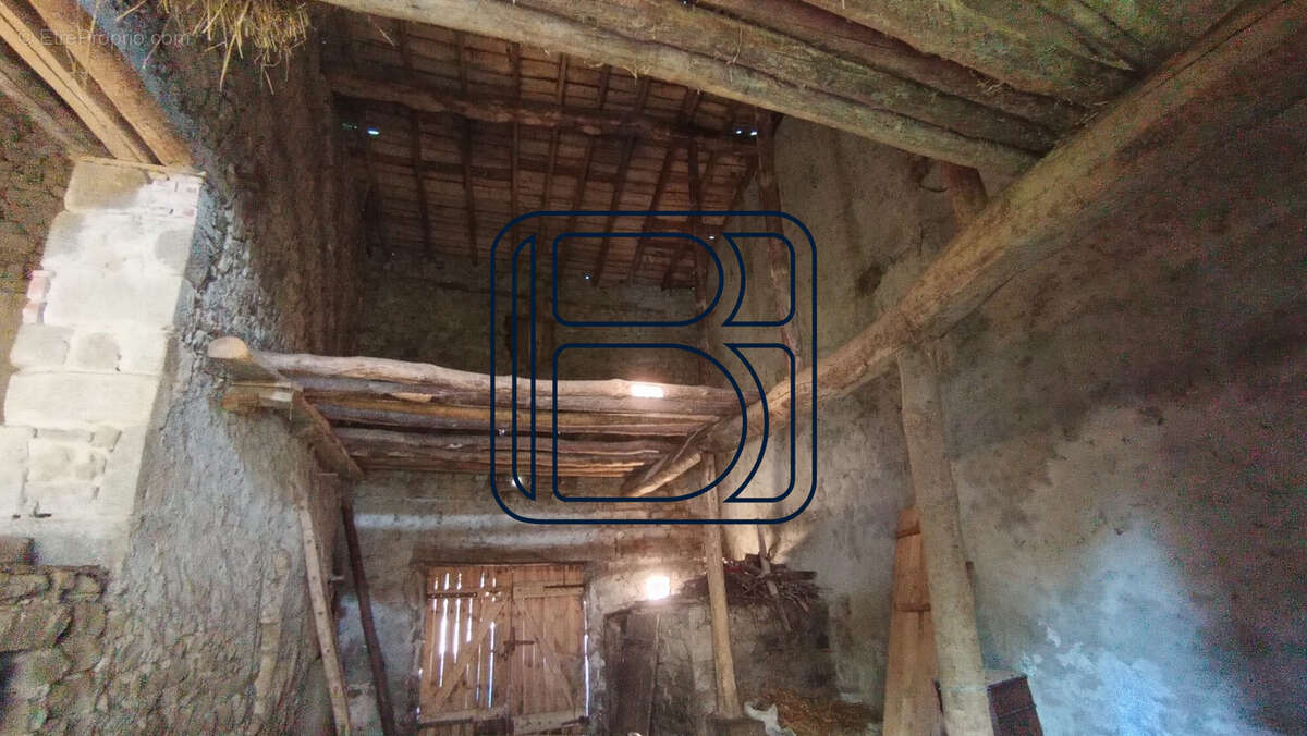 Maison à SAINT-GERVAIS-SOUS-MEYMONT