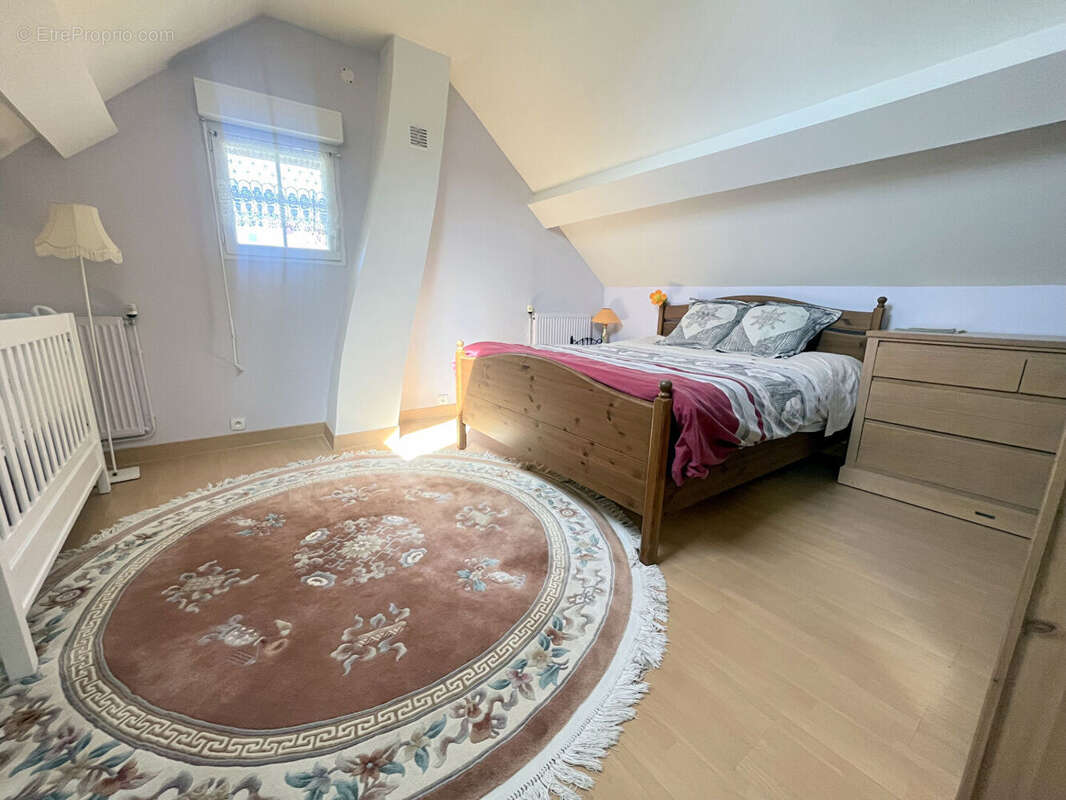 Maison de caractère, 180m² surface habitable, proches des axes routiers principaux. - photo 6