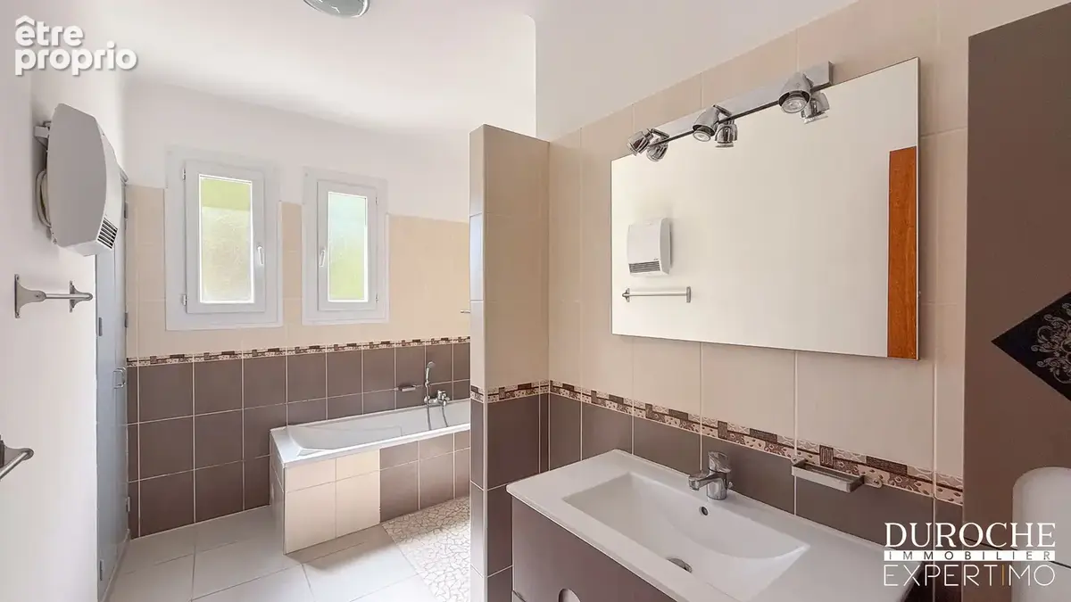 TRESQUES, 20mn d'UZES, maison comprenant deux logements indépendants avec garage sur parcelle de 1444m2 - photo 4