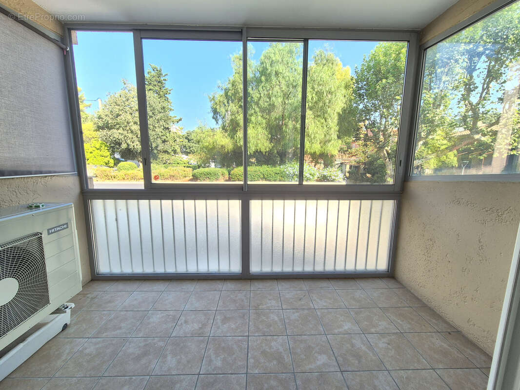 Toulon Ouest - Appartement Type 2 entièrement rénové avec terrasse et stationnement privé - photo 4