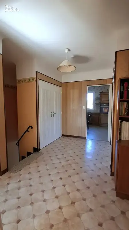 Située à proximité des commodités, maison en rez de chaussée surélevée de 133 m2 habitables sur beau terrain d - photo 9