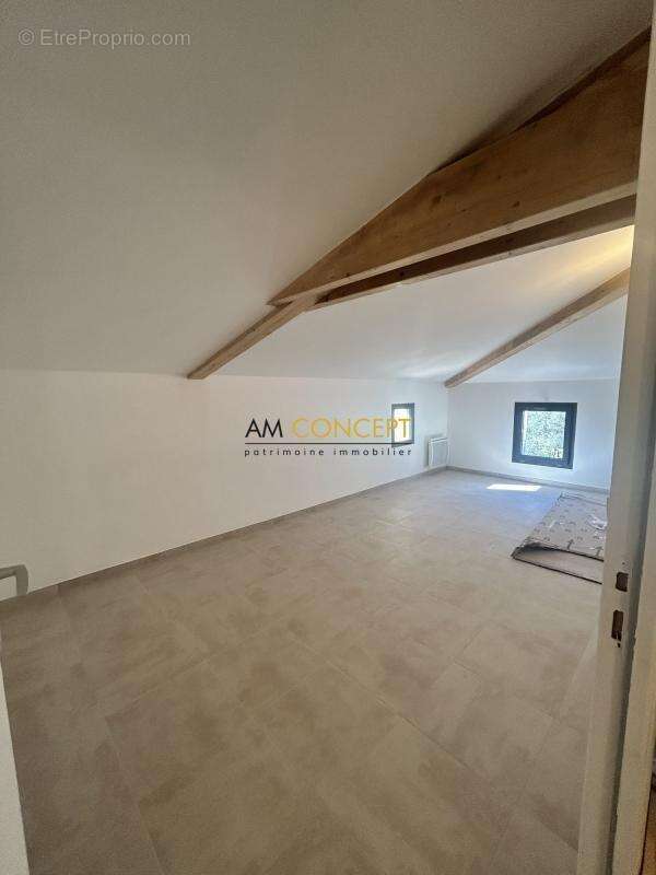 Appartement à CHATEAUNEUF-VILLEVIEILLE