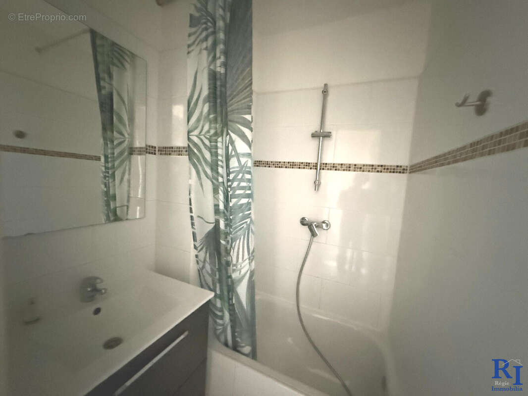 Salle de bain - Appartement à FONTAINE
