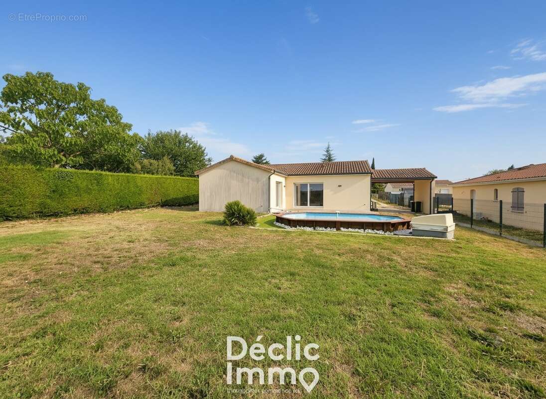 Maison à ROULLET-SAINT-ESTEPHE