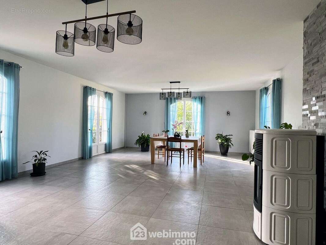 Une grande pièce de vie de 70 m² est baignée de lumière... - Maison à CHALONNES-SUR-LOIRE