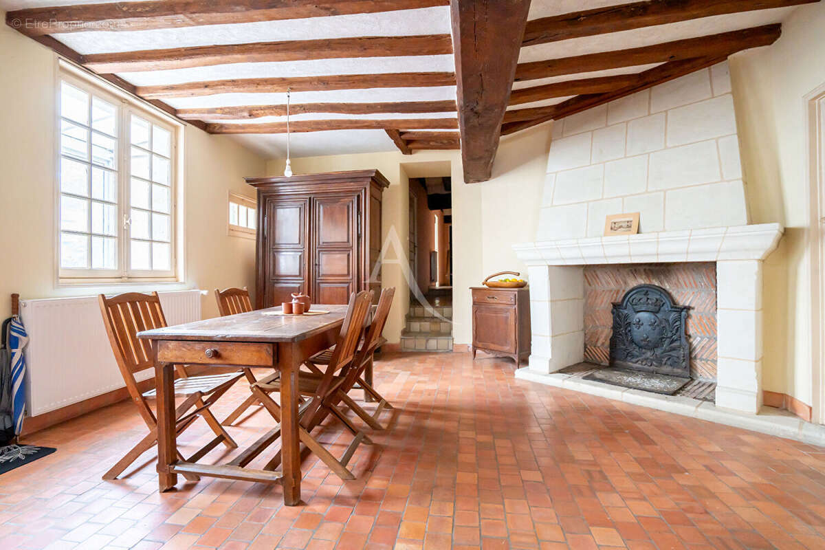 Maison à LE PUY-NOTRE-DAME