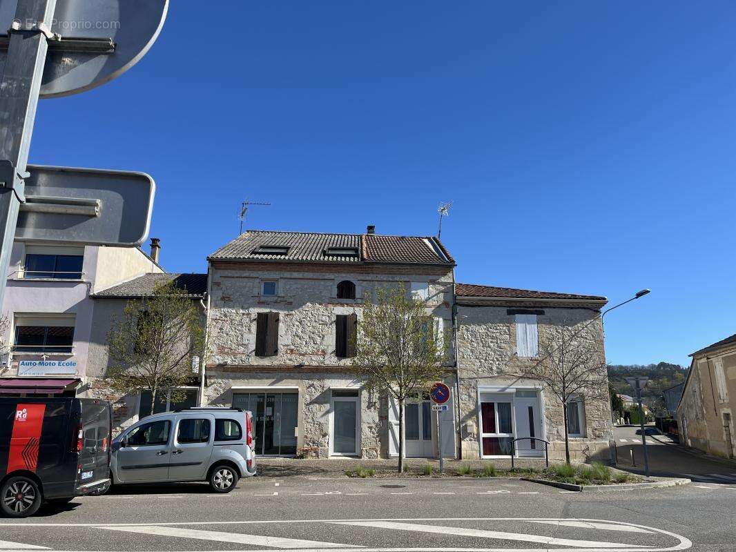Immeuble avec jardinet et garage - photo 9