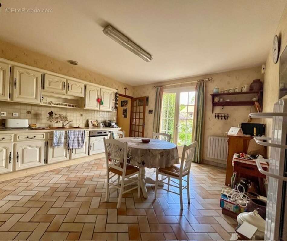  Maison familiale 7 pièces – 186 m² – Plain-pied – Terrain arboré de 2200 m² – AIRVAULT (Barroux) - photo 6