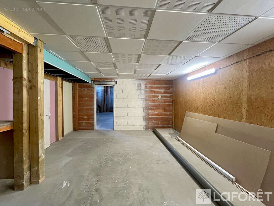 Commerce à AMBARES-ET-LAGRAVE