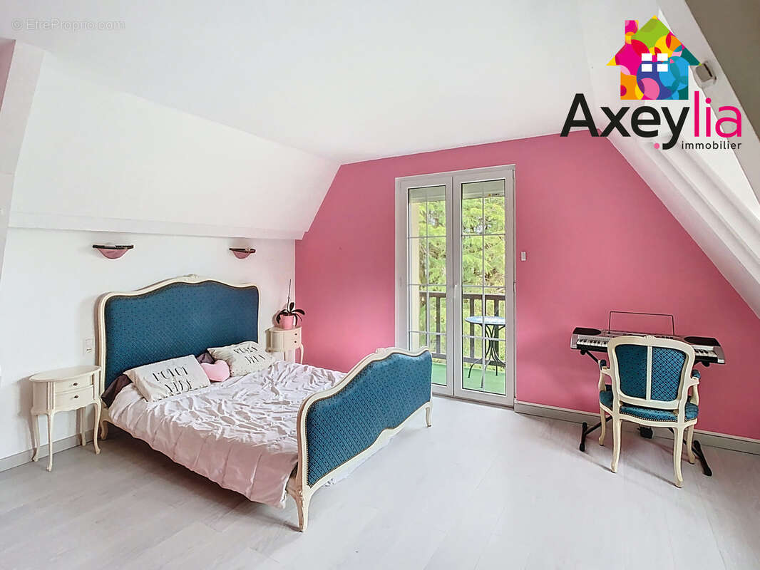 Maison à SAINT-CYR-DE-FAVIERES