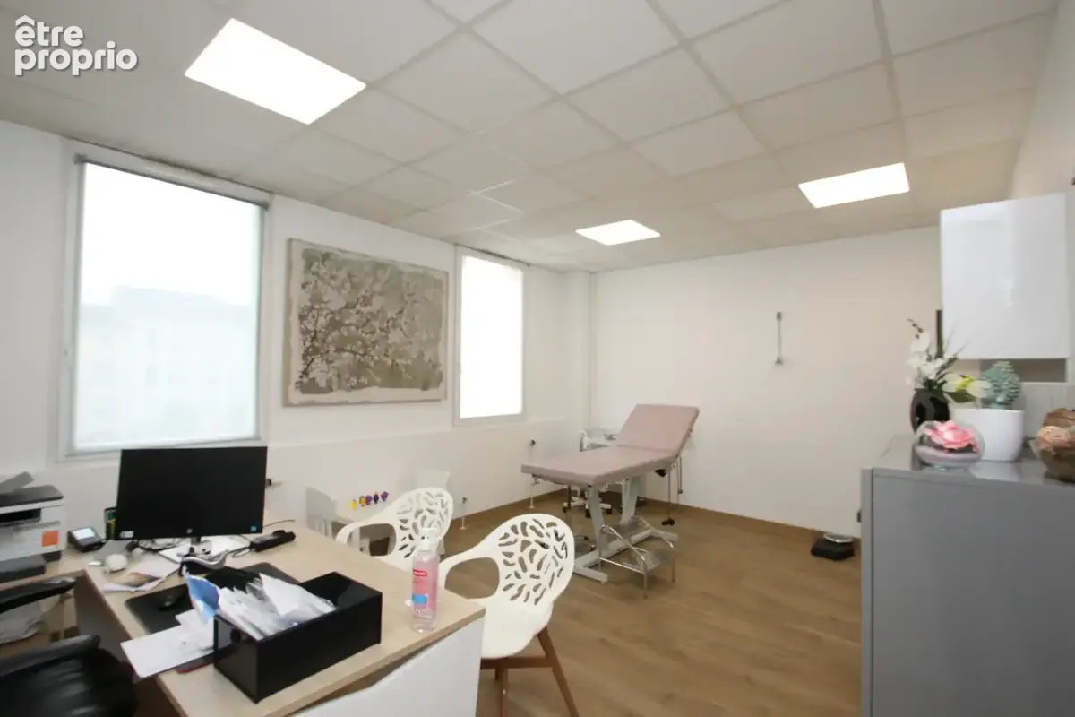Local professionnel de 121 m2 clé en main   idéal cabinet médical ou bureaux, avec ascenseur et 3 parkings - photo 4