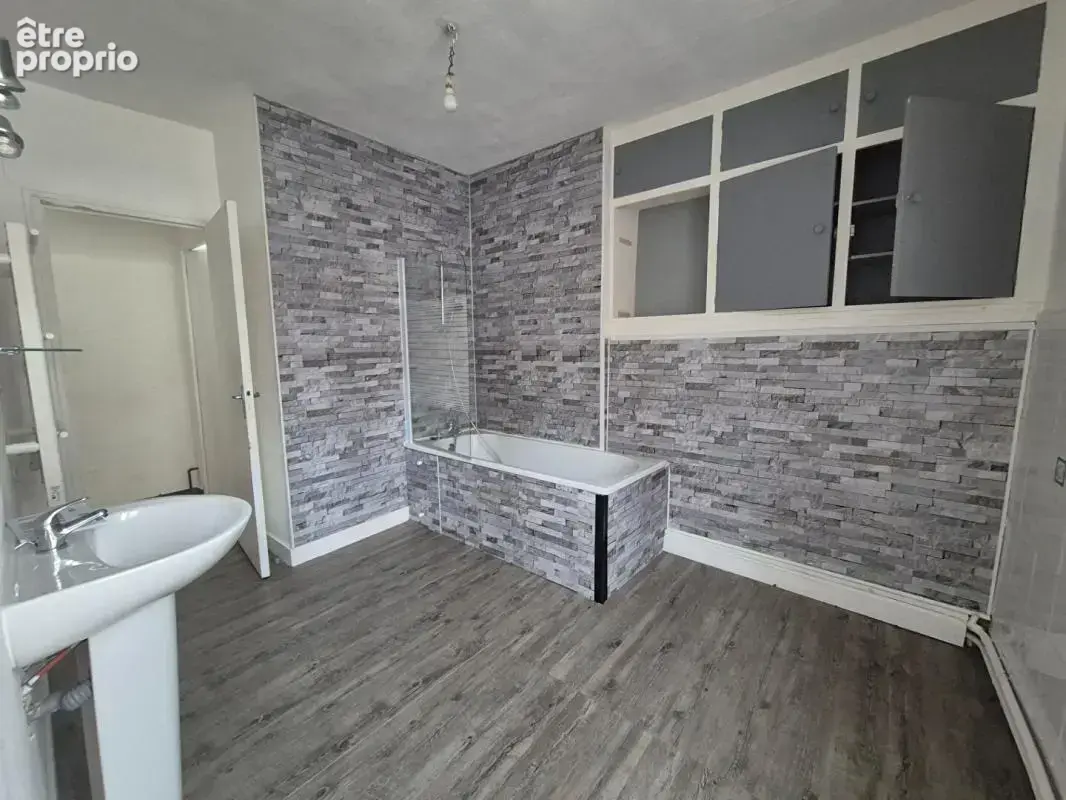 Ensemble immobilier 250 m² - Local commercial et deux logements - Hyper centre de Romorantin - photo 11