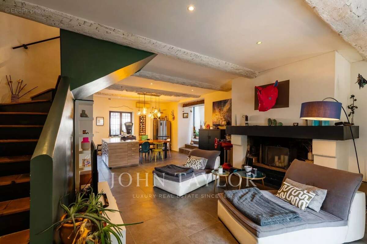 Maison à VENTABREN