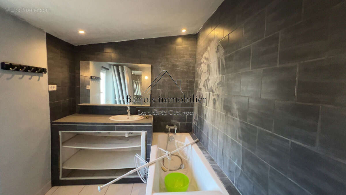 Appartement à VARAGES