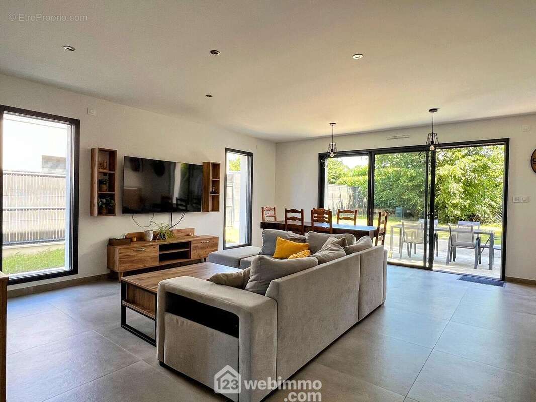 ... sur une grande pièce de vie de 33 m². - Maison à MONTREUIL-JUIGNE