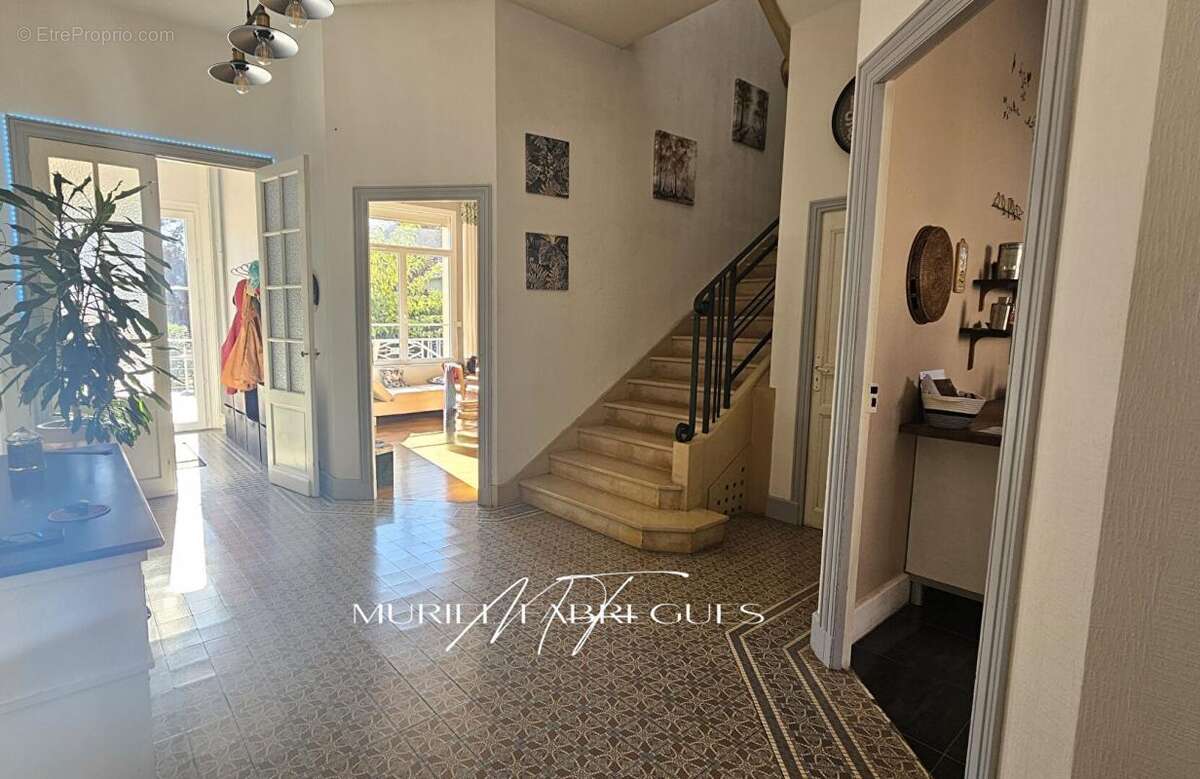 Maison de maître de 315 m2 avec  grandes dépendances, piscine chauffée, grand parc  de 3500 m2 - photo 7