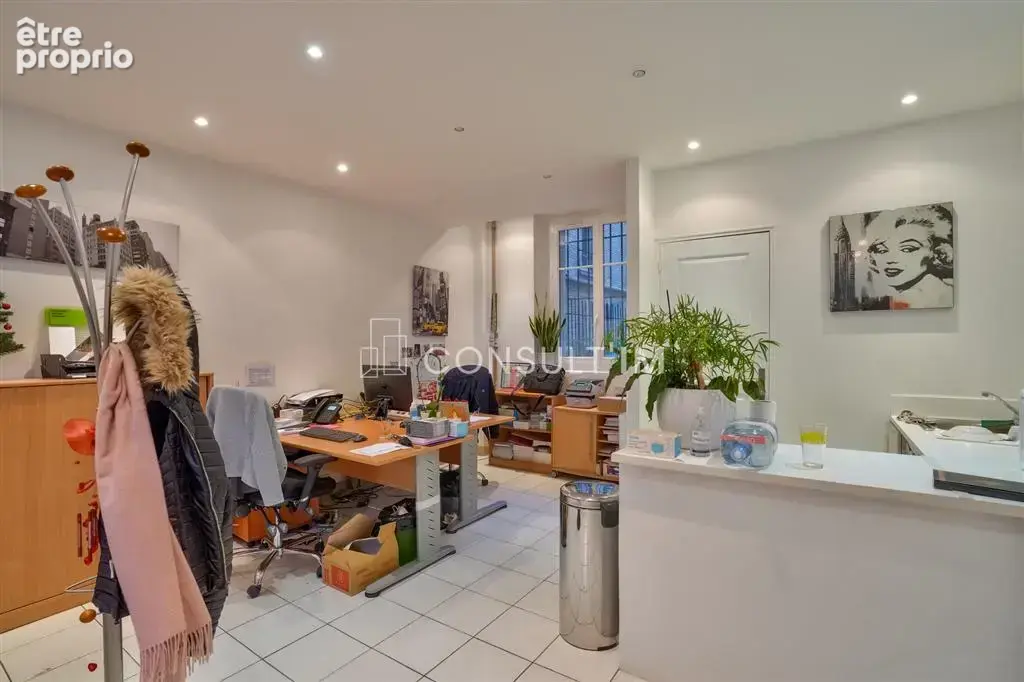 A vendre en exclusivité, à proximité de la place Felix Eboué, local commercial de 55 m² - photo 2