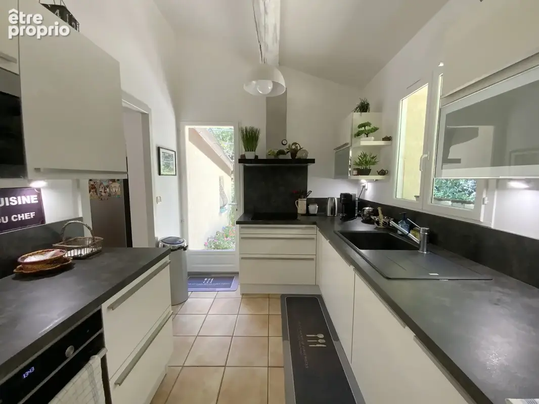 Villa de plain pied dans un quartier résidentiel d'Uzès sur un terrain de 1500 m2 avec piscine. - photo 7