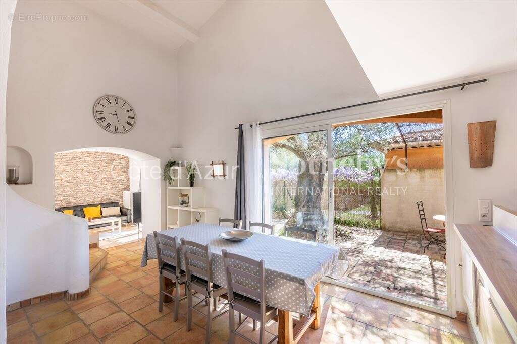 Maison à CHATEAUNEUF-GRASSE