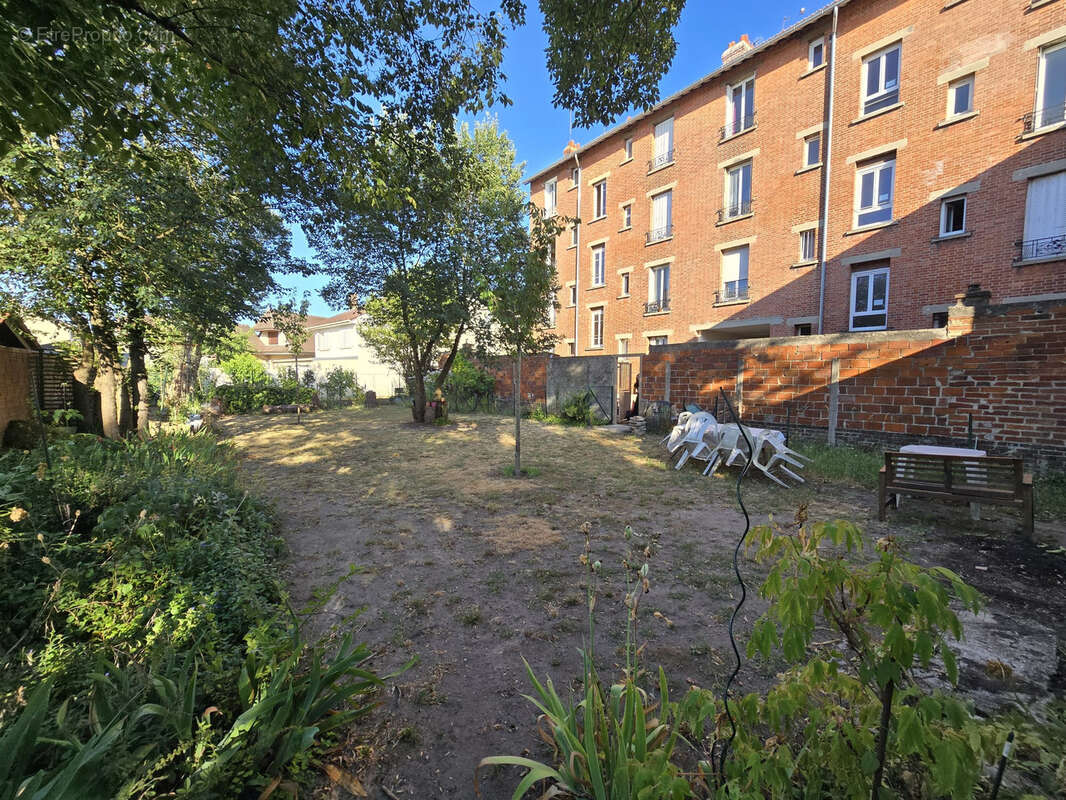 Appartement à LES PAVILLONS-SOUS-BOIS