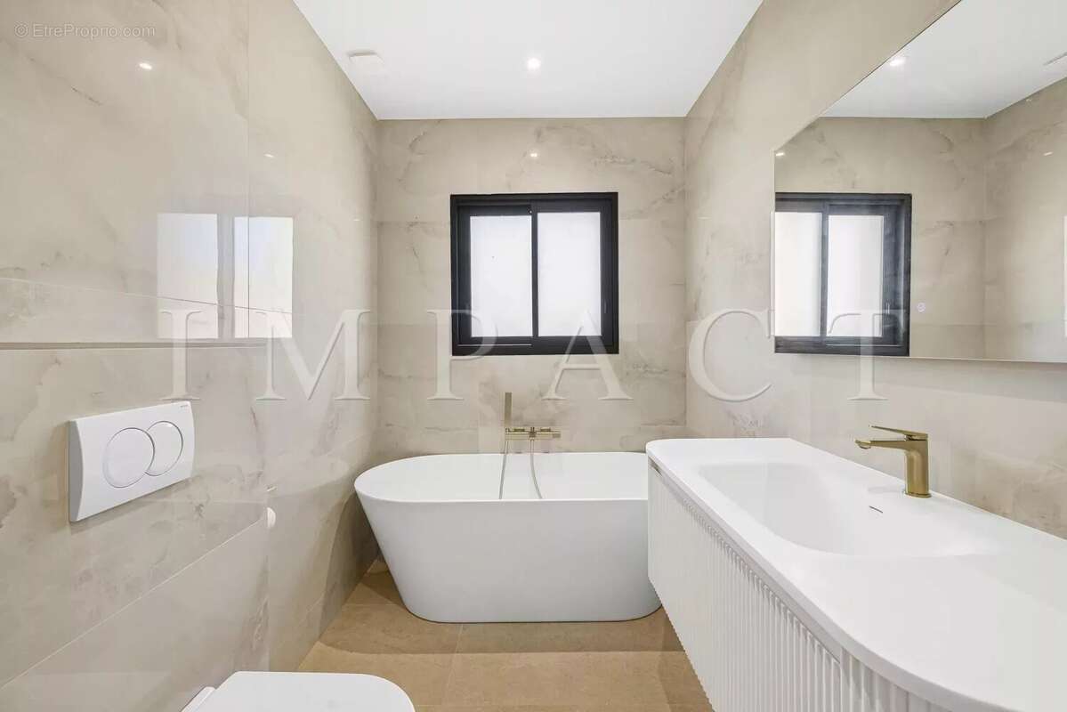 Maison à CHATEAUNEUF-GRASSE