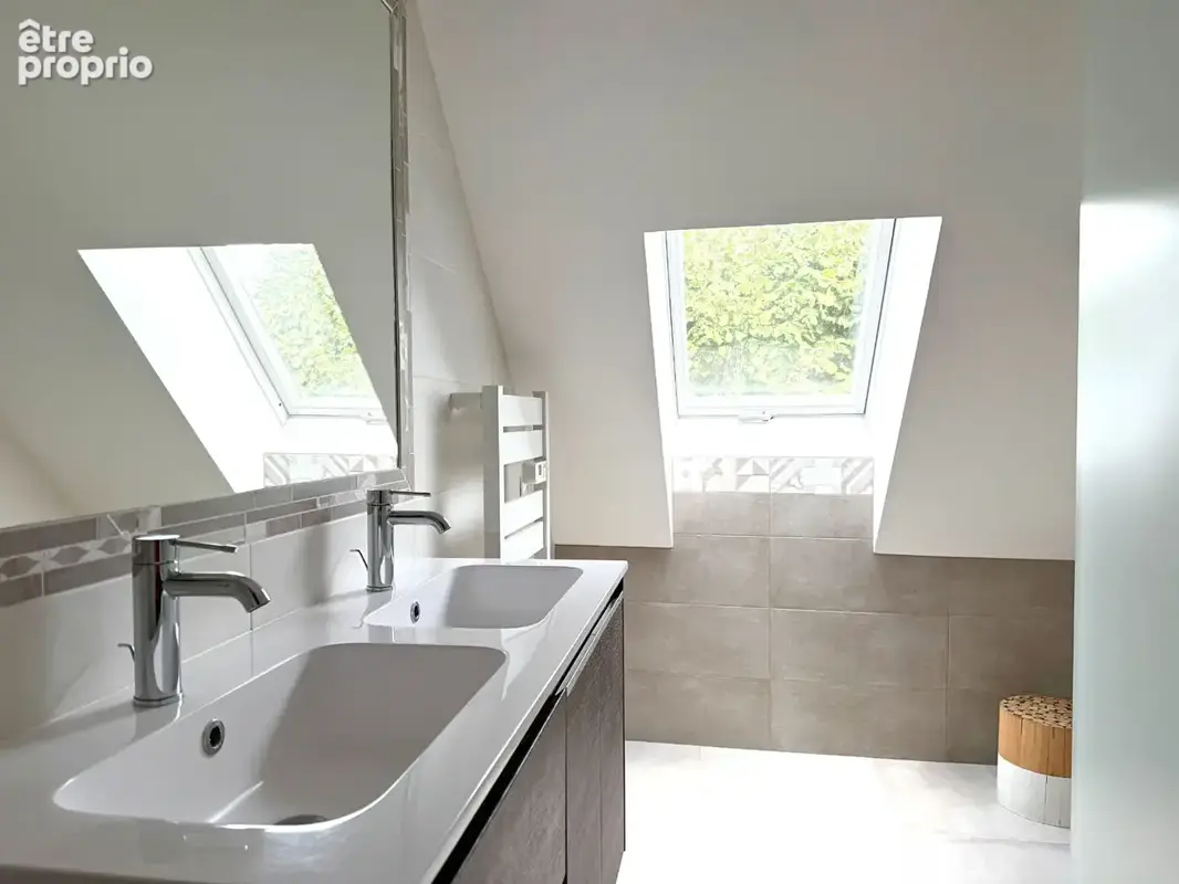 BESSE  / Grande maison familiale entièrement rénovée avec jardin et garage ! - photo 14