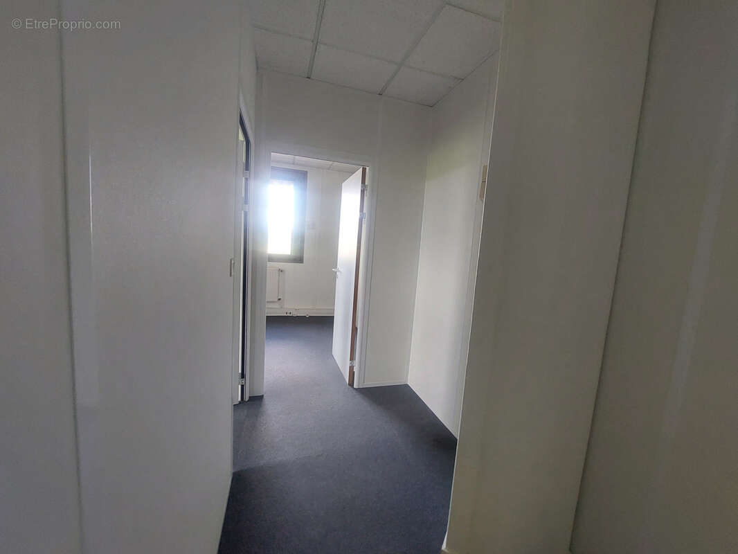 Bureaux climatisés 65 m2 avec parking à LIMAS - sortie A6 SUD - photo 4