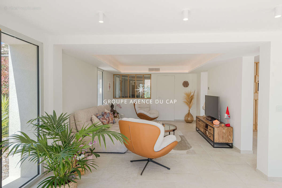 Saint raphael villa entierement renovee calme et apercue mer - photo 9
