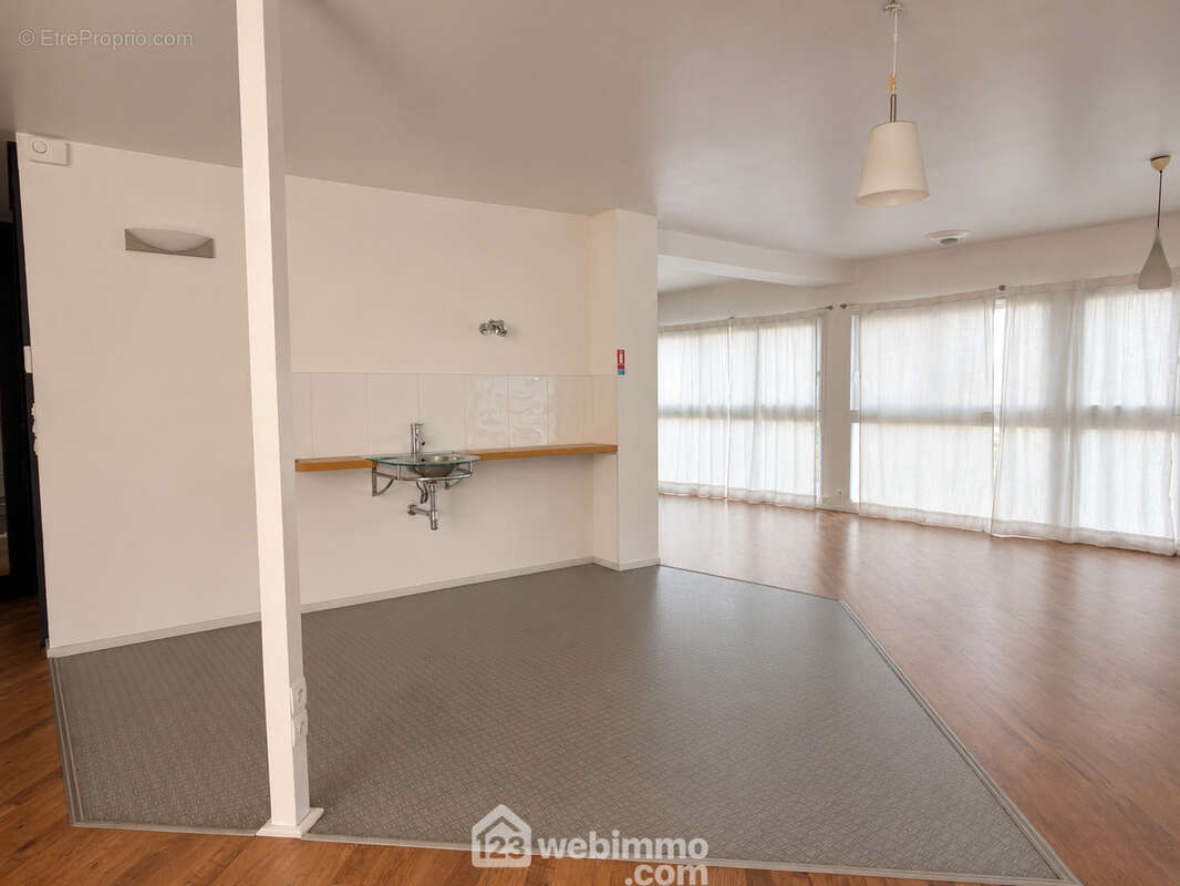 Appartement 176 m² à Maze  - photo 5